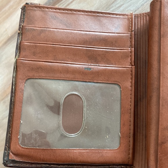Buxton Cowhide Exterior Wallet - Picture 5 of 9